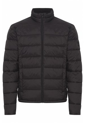 Černá péřová bunda s stojáčkem, zipovým zapínáním a prošívaným designem. Vyrobena z lehkého, lesklého materiálu; má boční kapsy.