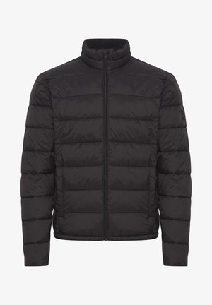 Jachetă puffer neagră cu guler înalt, închidere cu fermoar și design matlasat. Fabricată dintr-un material ușor, lucios; are buzunare laterale.