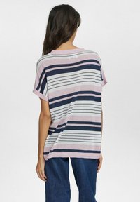 Svītrains īsām piedurknēm tops, kas ietver rozā, jūras zilās un baltās krāsas. Audums izskatās mīksts un komfortabls. Akcentēts ar pogu aizmugurē.