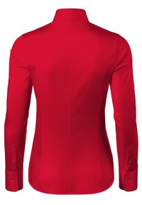 Camicia rossa a maniche lunghe con design aderente, texture liscia, colletto alto e polsini abbottonati. Senza motivi o dettagli visibili.