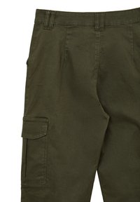 Olivgrüne Cargo-Hosen mit flachem Bund, Gürtelschlaufen und einer Seitentasche. Hergestellt aus robustem Stoff mit glatter Textur.
