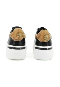 Sneakers neri con un tallone testurizzato caratterizzato da un design mappale, suola platform bianca e dettagli neri nella parte inferiore e sul retro.