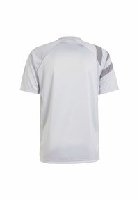 Lichtgrijs sportshirt met korte mouwen en een ronde hals, met raglanmouwen en donkerdere grijze accenten op de schouders. Soepele, lichte stof.