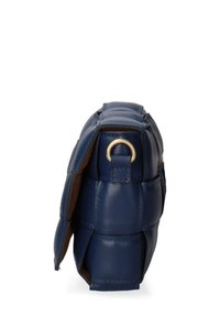 Borsa in pelle blu navy con design trapuntato, forma rettangolare, accessori in oro e una sola tracolla.