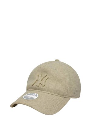 Gorra de béisbol de lana beige con logotipo bordado en monocromo en la parte frontal y visera curvada, etiquetada como modelo ajustable 9FORTY para mujeres.