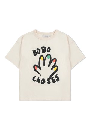 Krämfärgad bomulls t-shirt med en stor svart handgrafik med färgglada fingertoppar, och svart text som säger "BOBO CHOSES."