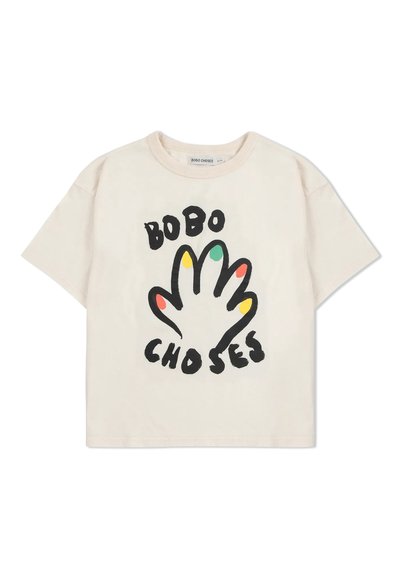 Krämfärgad bomulls t-shirt med en stor svart handgrafik med färgglada fingertoppar, och svart text som säger "BOBO CHOSES."