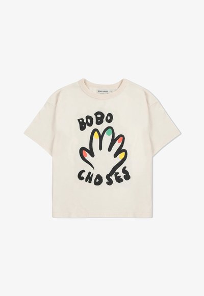 Beige Baumwoll-T-Shirt mit einem großen schwarzen Handmotiv und bunten Fingerspitzen, sowie schwarzem Text "BOBO CHOSES."