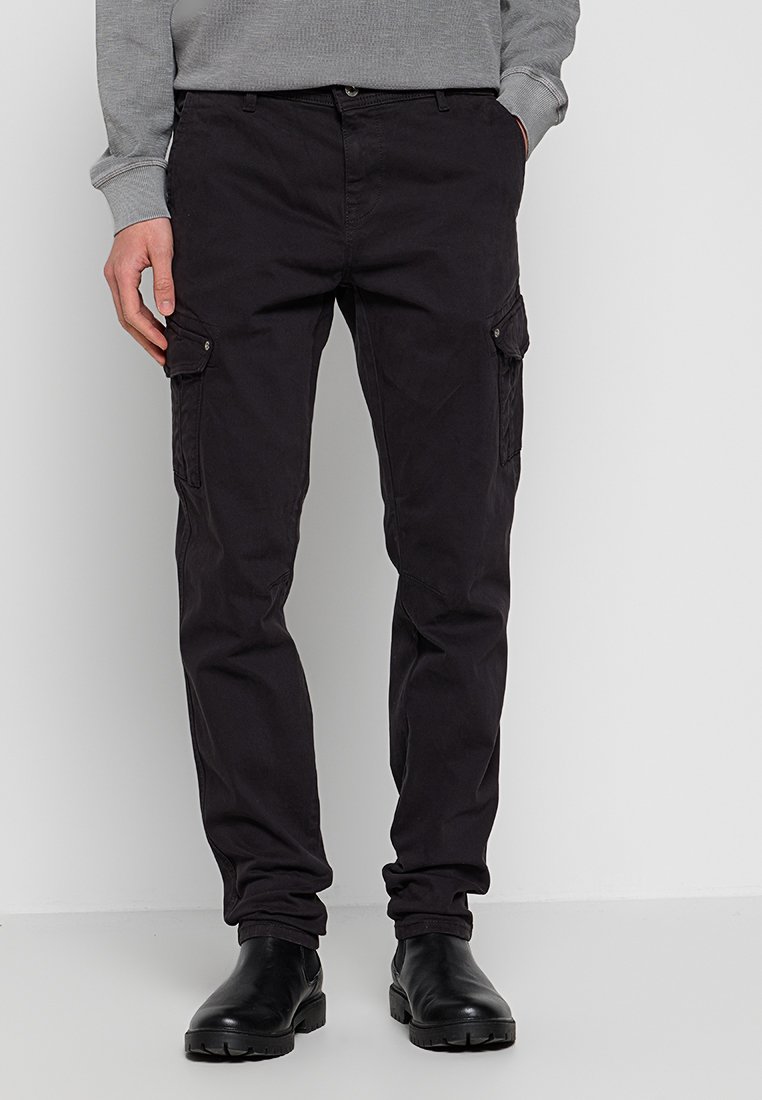 Zwarte cargobroek met zijzakken, gemaakt van een duurzame stof. Heeft een recht model en knoopaccenten op de zakken.