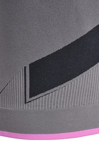 Grijze gebreide stof met een textuurdesign met zwarte en roze accenten. De onderste zoom heeft een roze band en geometrische patroondetails.
