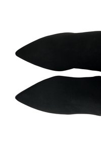 Czarne buty na wysokim obcasie z ostro zakończonym noskiem, wykonane z gładkiego materiału, cechujące się smukłym designem, wydłużonym kształtem i minimalną ilością detali.