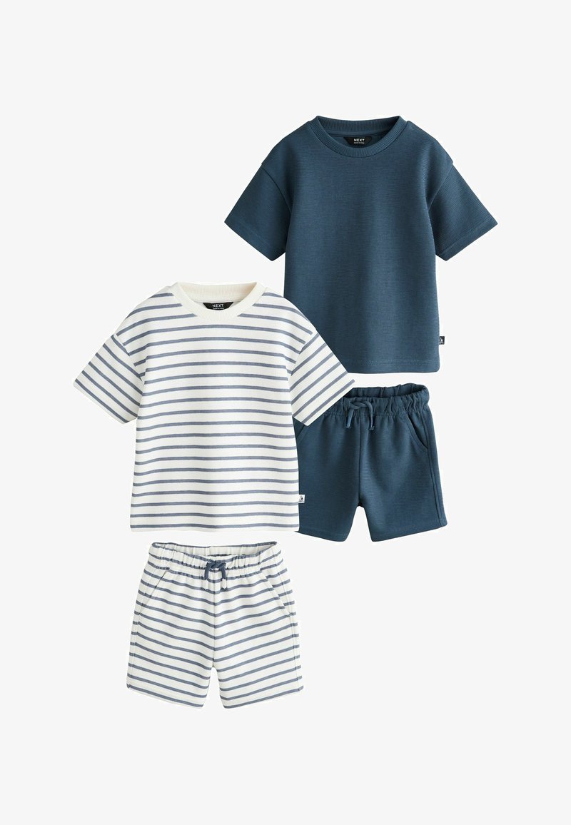 Deux ensembles de shorts pour enfants avec hauts à manches courtes, l'un en bleu marine, l'autre blanc avec des rayures horizontales bleues.