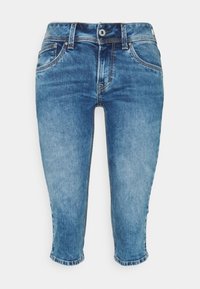 Jasnoniebieskie spodnie capri z denimu o dopasowanym kroju, pięcioma kieszeniami i postrzępionym dołem. Zawierają widoczne przeszycia oraz zapięcie na guzik z przodu.