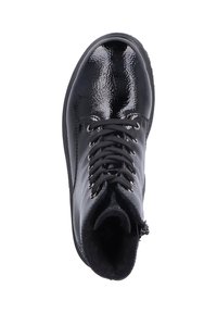 Bottine noire à lacets fabriquée en cuir verni brillant, dotée d'un bout rond, de lacets noirs, d'une doublure douce et d'une semelle robuste et texturée.