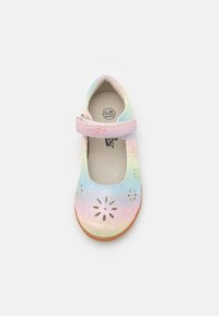 Zapato Mary Jane de cuero en tonos pastel del arcoíris con una sola correa ajustable, recortes florales y un diseño de punta redondeada. Talla EU 26, talla UK 8.5.