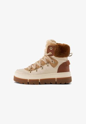 Hoge sneakers met een beige leren bovenwerk, een bruine fleece kraag, gouden details en een dikke bruine rubberen zool.