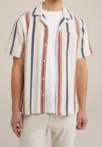 Kortärmad skjorta i krämfärg med röda och marinblå ränder, med knäppning framtill och en bröstficka. Texturerat tyg med en avslappnad design.