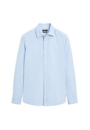 Chemise pour homme à manches longues bleu clair, à boutons, avec des rayures verticales blanches et un col classique, présentée sur un fond blanc.