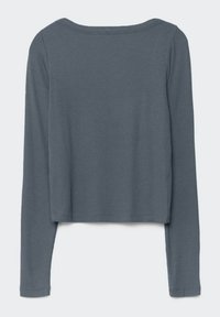 Haut court en maille côtelée à manches longues, couleur bleu-gris atténué, avec un col bateau, présenté de dos sur un fond uni.