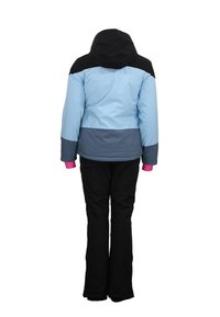 Veste à blocs de couleur avec un haut bleu, un milieu gris, une capuche noire et des poignets roses ; associée à un pantalon noir, conçue pour les activités de plein air.