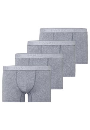 Cztery pary szarych męskich bokserek z elastycznymi pasami w talii, ułożone w przesuniętym rzędzie, z logo "HANRO" na pasach.