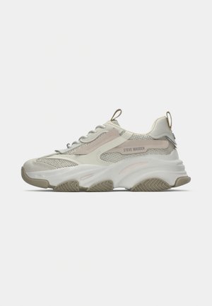 Sneakers chunky avec une tige en mesh dans des nuances de gris clair et des accents beige. Semelle intermédiaire épaisse blanche avec des détails texturés, comportant une languette au niveau du talon.