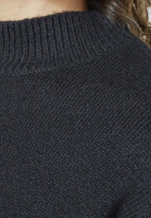 Sort strikket sweater med en ribbet krave, som har en struktureret overflade og fint vævet stof. Begrænset detaljering synlig.