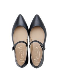 Bailarinas de cuero negro con punta afilada y una correa decorativa, que cuentan con un cierre de botón redondo. Textura suave y color neutro en la planta.