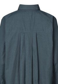 Tmavě modrá košile s zadním dílem se sklady, hladkou texturou a klasickým límečkem.