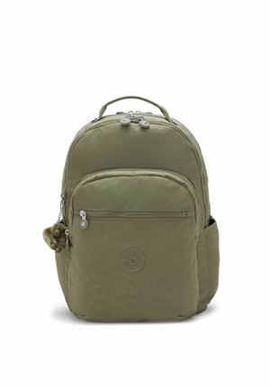 Olivgrüner Rucksack mit vorderer Reißverschlusstasche, oberem Griff, Seitentaschen und einem kleinen Plüsch-Schlüsselanhänger an einem Reißverschluss.