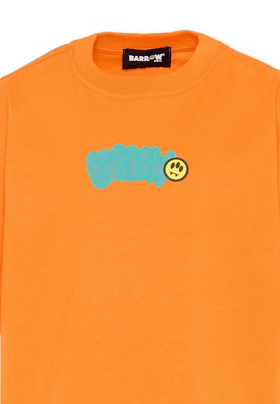 Sweatshirt orange pour enfants avec texte turquoise "Barrow" et petit smiley jaune avec des crocs sur la poitrine, col rond.