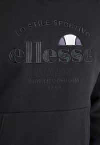 Felpa nera con logo "ellesse" ricamato, "ITALIA" e anno "1959" in colori a contrasto. Tessuto liscio, design casual.