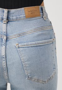 Gina Tricot COMFY MOM JEANS - Široke kavbojke - sky blue