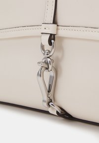 COACH HAMPTONS BAG - Rankinė - chalk