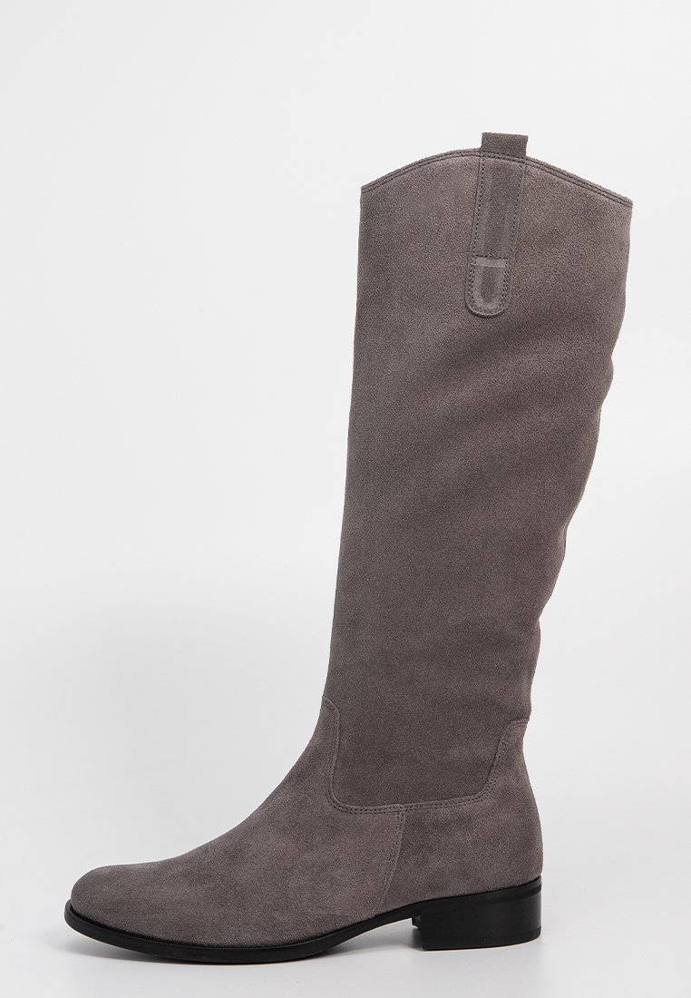 Botte gris en daim montant jusqu'au genou avec un petit talon noir et une languette de traction sur fond blanc.