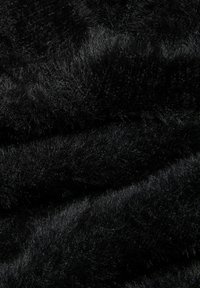 Sort faux fur-stof med en tæt, blød tekstur; har subtile variationer i skygge og længde, der skaber et luksuriøst udseende.