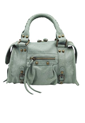 Sac à main en daim vert clair avec deux anses, poche zippée à l'avant, clous en laiton et détails de boucle, isolé sur fond blanc.