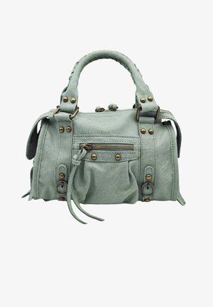Sac à main en daim vert clair avec deux anses, poche zippée à l'avant, clous en laiton et détails de boucle, isolé sur fond blanc.