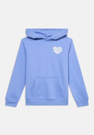 Jasnoniebieska bluza z kapturem z przednią kieszenią typu kangur oraz białym logo "The North Face" na górnej lewej części klatki piersiowej.