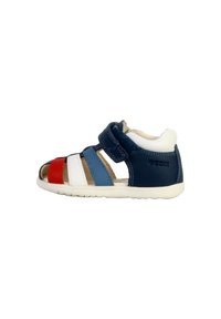 Sandale pour enfant en cuir bleu marine avec des accents rouges, blancs et bleus. Présente un design à bout ouvert, une sangle velcro et une semelle blanche flexible.