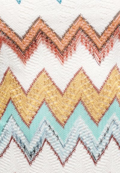 Μοτίβο ζικ-ζακ με υφή ραφής σε πορτοκαλί, κίτρινο, τιρκουάζ και ανοικτό μπλε σε λευκό υφασμάτινο φόντο.