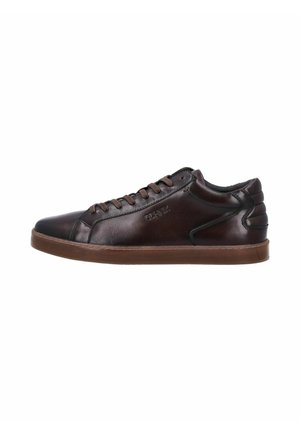 Ciemnobrązowy skórzany sneaker sznurowany, o niskim kroju i przeszywanej podeszwie, przedstawiony na białym tle.