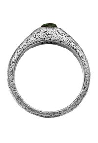 Silverfärgad ring med textur som har en central grön sten, med en rundad band som har en grov, ojämn yta och en polerad insida.