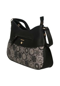 Borsa a mano in pelle nera con una sezione inferiore decorata con motivi geometrici in grigio e nero. Include una maniglia superiore e una tasca con cerniera.