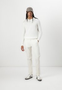 Jack & Jones PREMIUM JPSTMARCO DAVE - Chinot - antique white