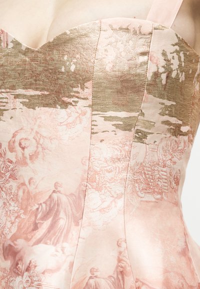 Rochie roz fără bretele, cu brocart metalic auriu și modele clasice de cherubini și florale pe o țesătură netedă.