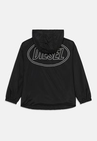 Μαύρο μπουφάν με κουκούλα, ελαστικά μανίκια και μεγάλο λευκό διαγραμμισμένο λογότυπο Diesel στην πλάτη μέσα σε οβάλ σχήμα.