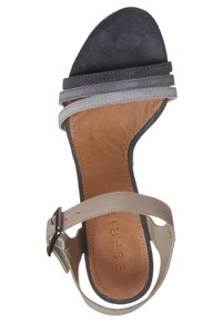 Sandale femme à bout ouvert avec semelle en cuir marron, brides avant bleu foncé et grises, et bride de cheville beige avec boucle.