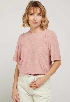 Haut rose à manches courtes, confectionné dans un tissu doux et texturé, avec une coupe décontractée. Doté d'un col rond et de coutures d'épaule discrètes.