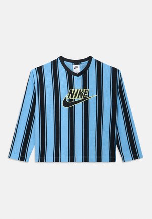Zils un melns garroku Nike krekls ar vertikālām svītrām, centrā ar dzeltenā kontūrā apvilktu logotipu un melnu V-veida apkakli.